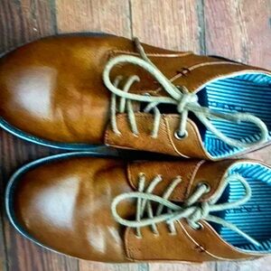 TAHARI Boys shoe size 2